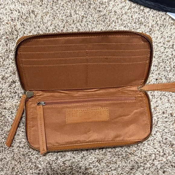 Free People Brown Leather Wristlet with Zipper Detail - Vegan - NWT! - Picture 3 of 6